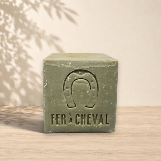 Savon ORÉRA en cube vert olive, éco-luxe naturel, fabriqué au Québec, soins naturels sans cruauté.