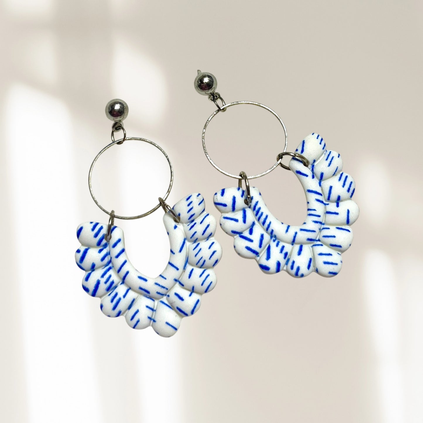 Boucles d'oreille Coralie en argile polymère blanc avec rayures bleues, fabriquées au Québec, ORÉRA éco-luxe naturel, sans.