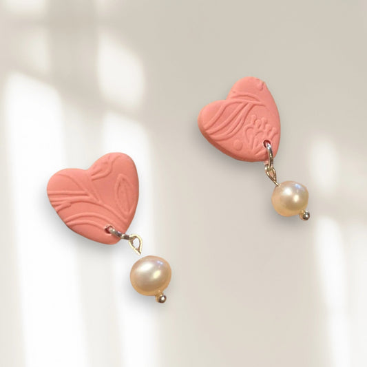 Boucles d'oreilles coeur rose oréra éco-luxe naturel avec perle fabrique au Québec sans cruauté.