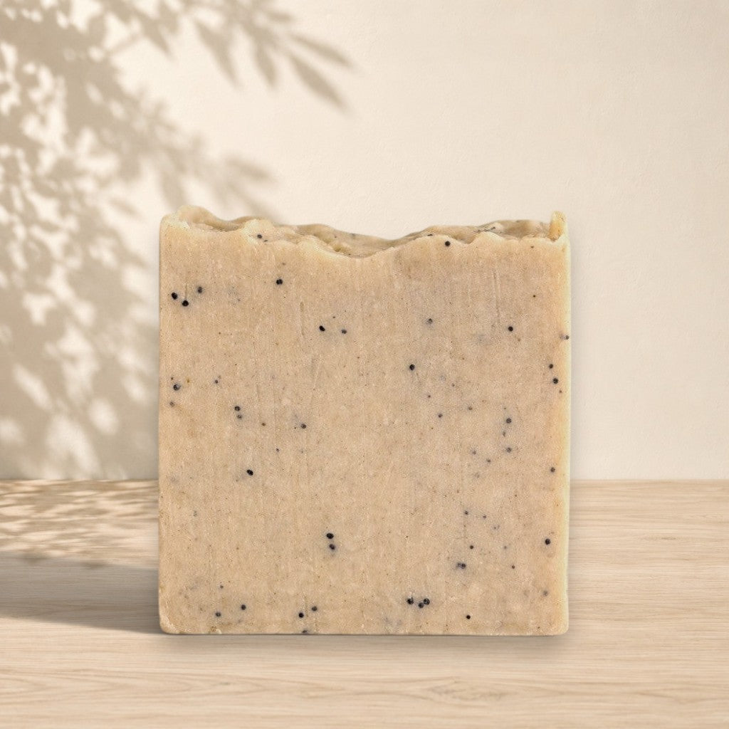 Savon exfoliant naturel ORÉRA ghassoul et pavots, fabriqué au Québec, sans cruauté, éco-luxe artisanal.