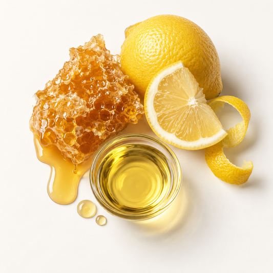 Pot en verre transparent de masque exfoliant jaune miel avec citron tranché et rayon de miel doré.