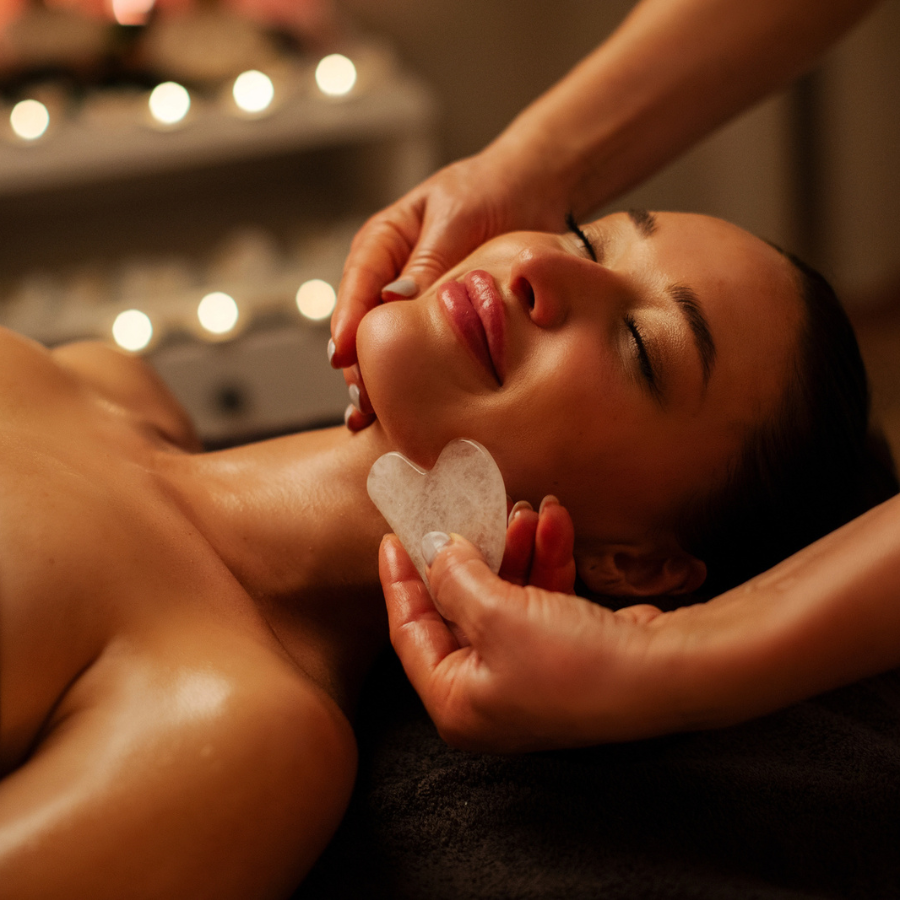 Pierre Gua Sha en quartz rose, forme arrondie, poli pour massage facial doux.