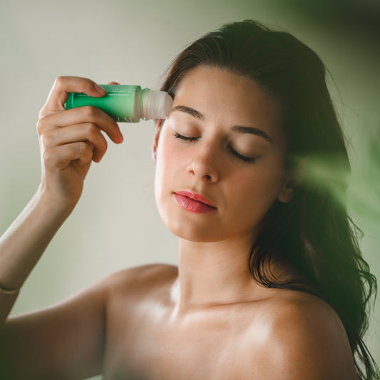 Flacon vert mat compact avec embout blanc, baume apaisant naturel Peace Balm – Eucalyptus.