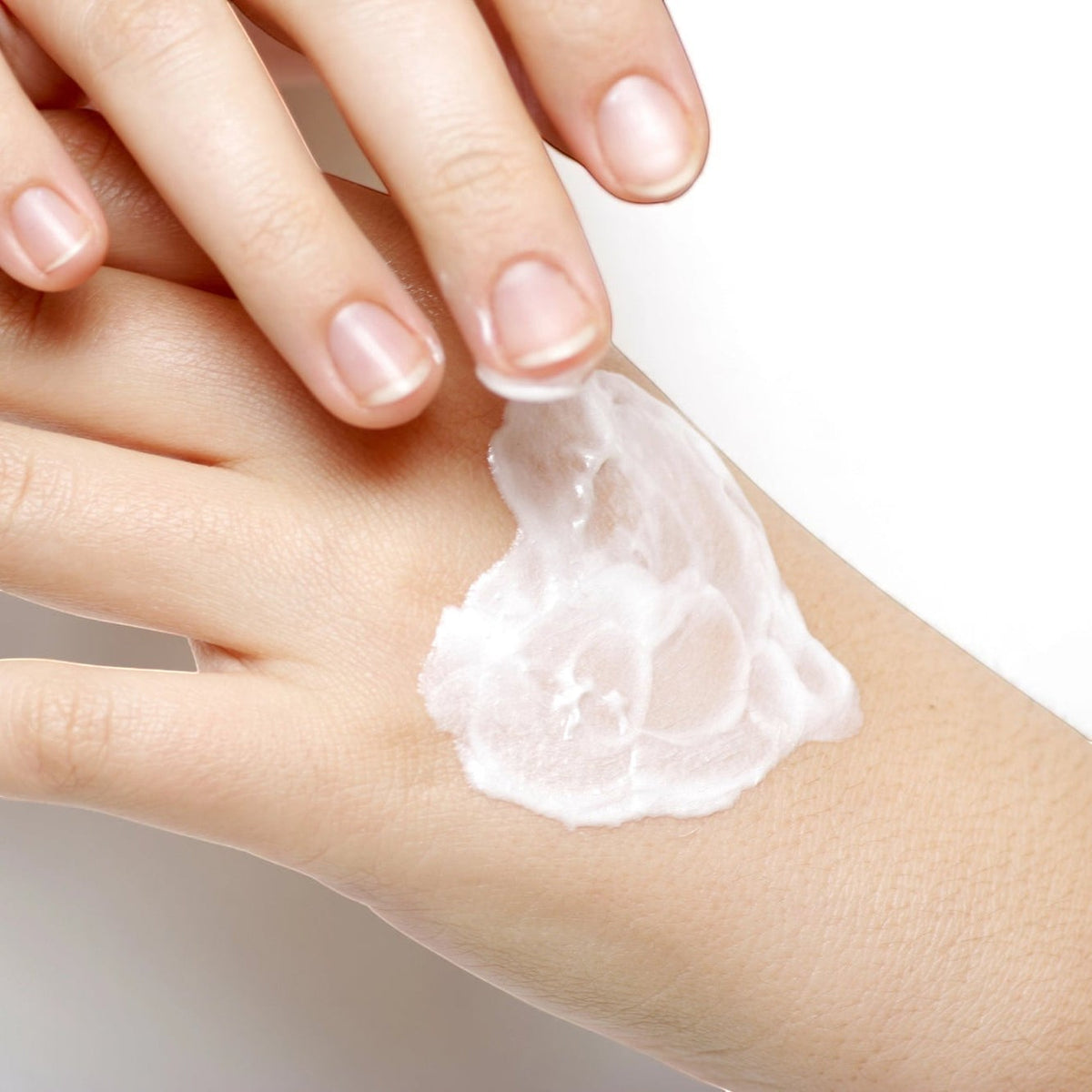 Lotion hydratante ORÉRA lait de coco et mangue, éco-luxe naturel, crème blanche onctueuse sur peau, soins naturels fabriqués .