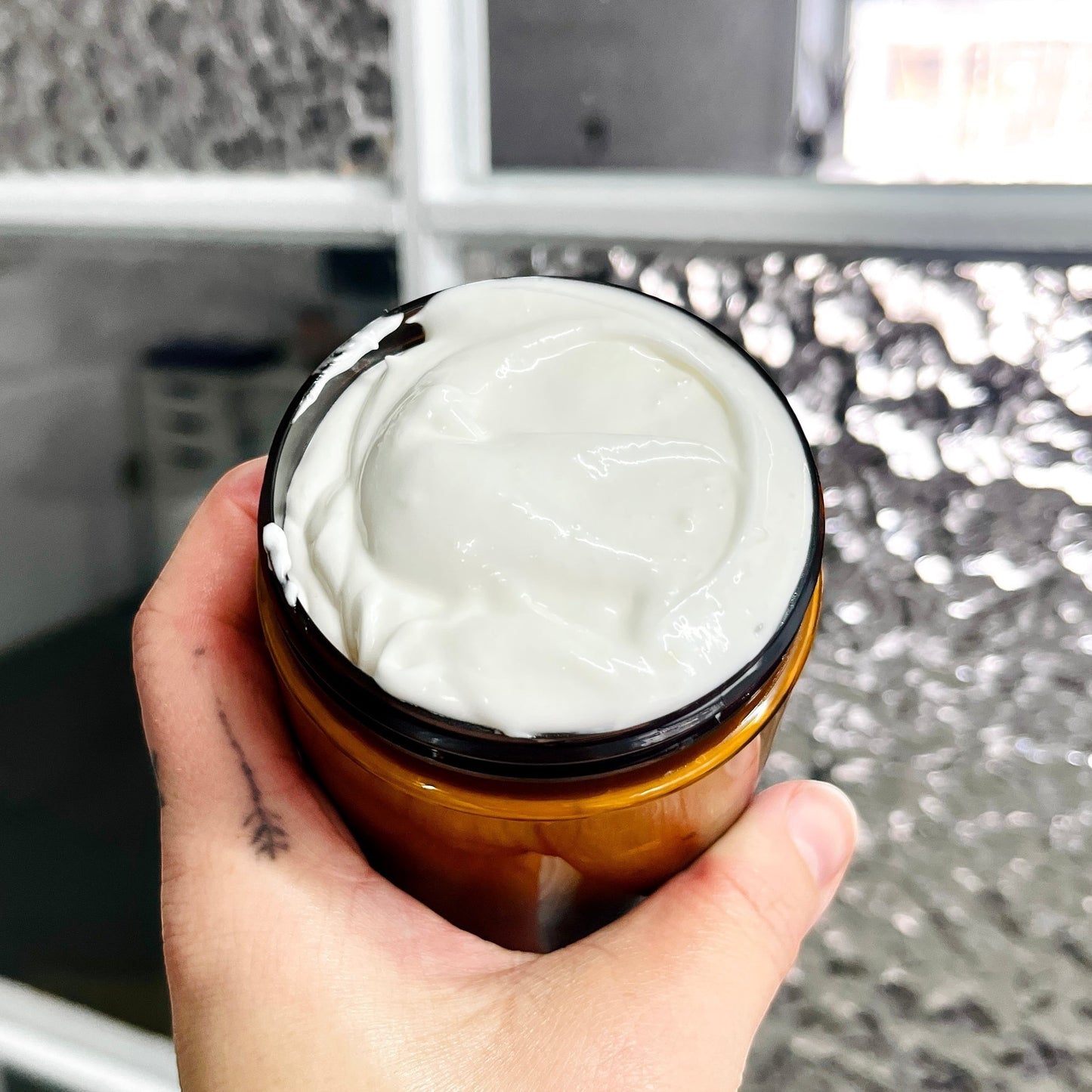 Beurre corporel fouetté ORÉRA argan et karité en pot ambré, soin naturel hydratant, fabriqué au Québec sans cruauté.