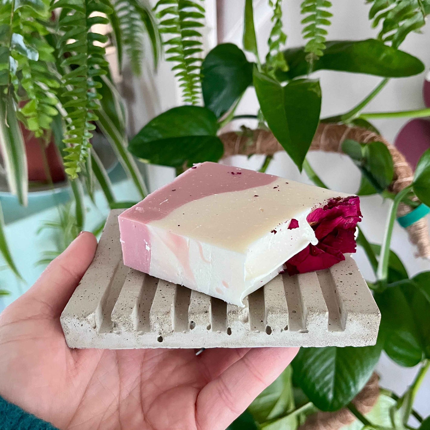 Savon artisanal rose et blanc ORÉRA posé sur porte-savon écologique en béton, fabriqué au Québec, soins naturels sans cruauté.