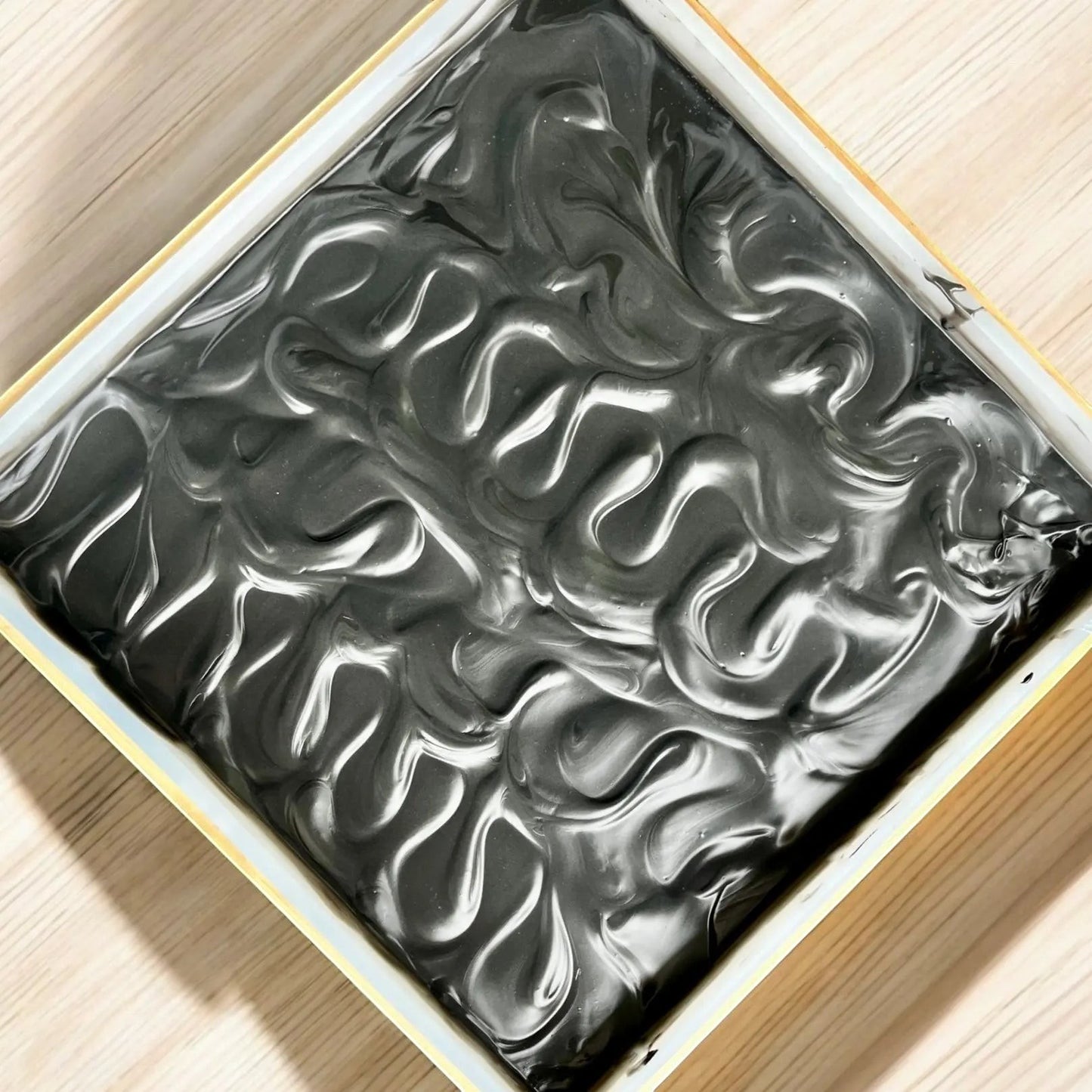 Savon exfoliant noir au charbon actif ORÉRA, éco-luxe naturel fabriqué au Québec, soins naturels sans cruauté.
