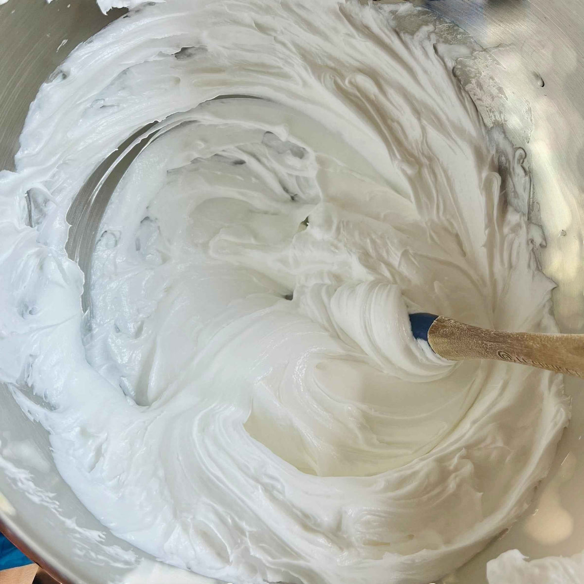 Savon fouetté blanc crémeux ORÉRA éco-luxe naturel fabriqué au Québec sans cruauté.