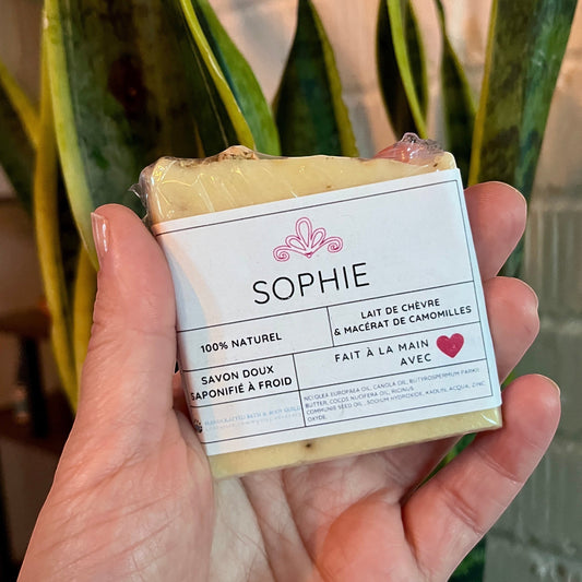 Savon artisanal SOPHIE au lait de chèvre, miel et camomille, ORÉRA, éco-luxe naturel, fabriqué au Québec, soins naturels.