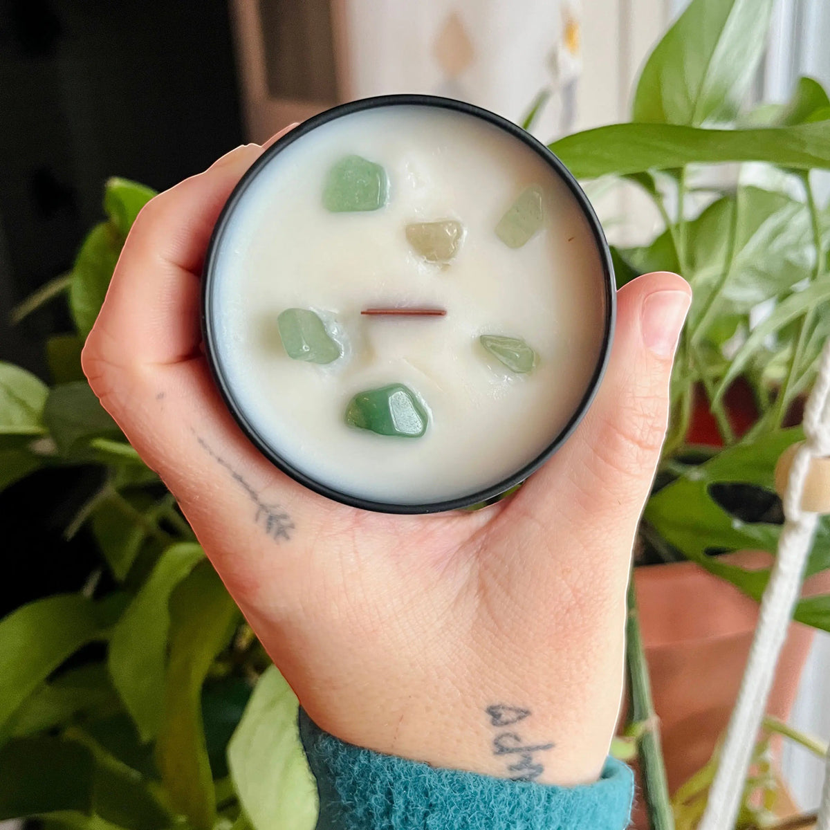 Bougie artisanale ORÉRA avec pierres naturelles d’aventurine, cire végétale crème, fabriquée au Québec sans cruauté.