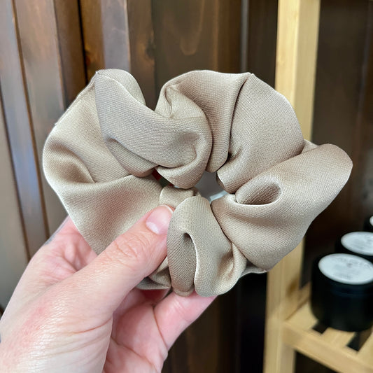 Scrunchie beige satiné ORÉRA éco-luxe naturel, fabriqué au Québec, sans cruauté.