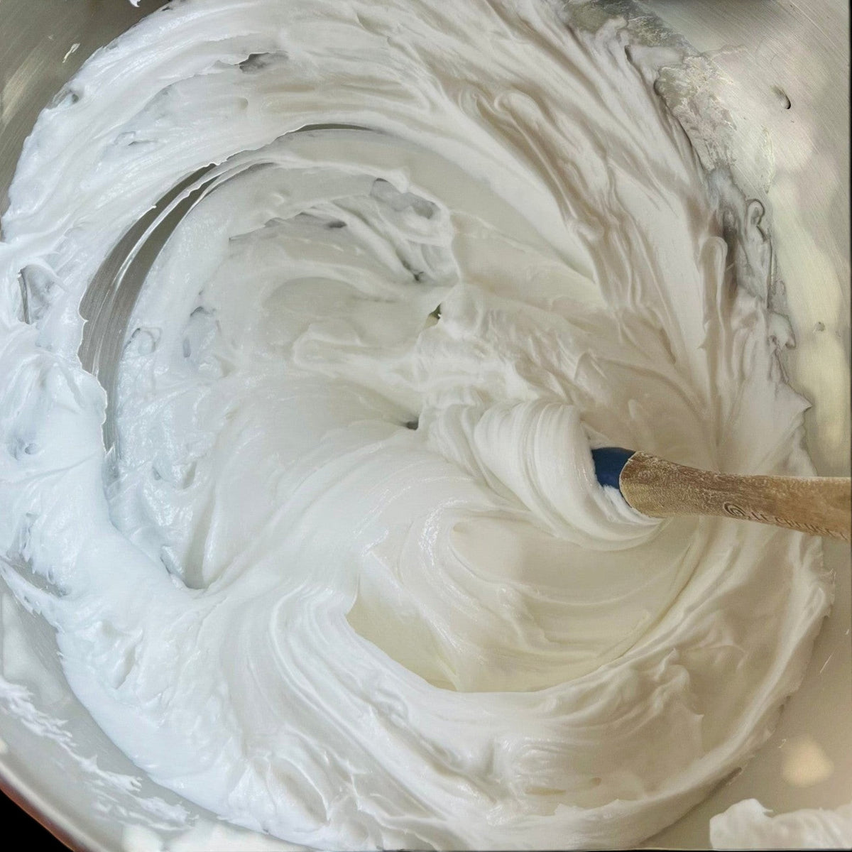 Savon fouetté violet lavande veloutée ORÉRA, soin naturel hydratant, produit artisanal québécois sans cruauté.