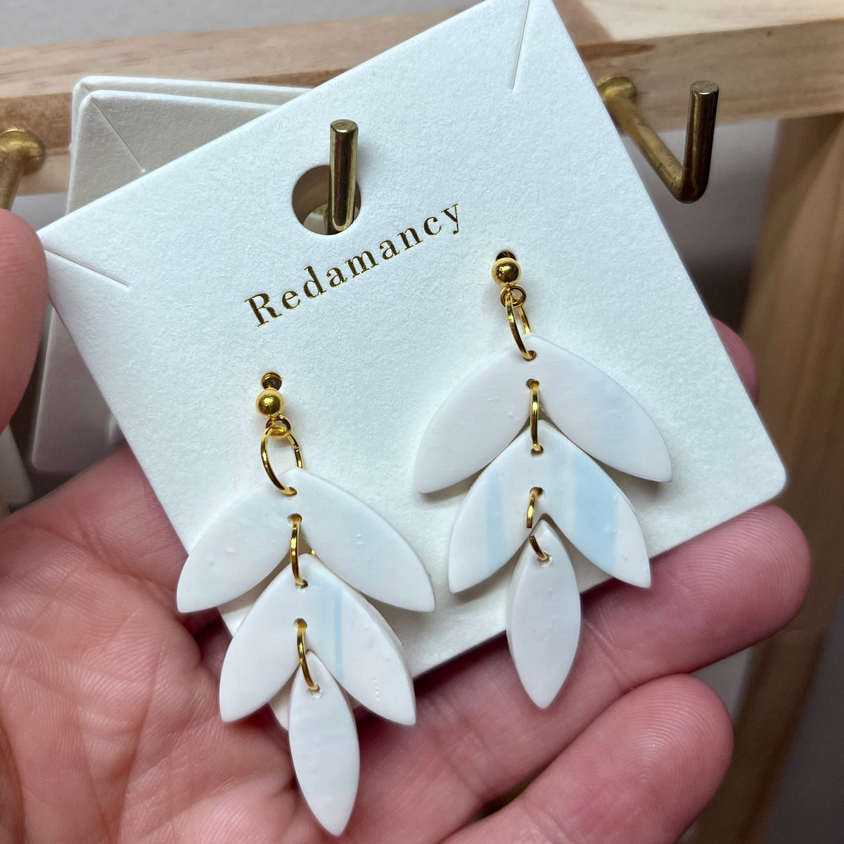 Boucles d'oreilles pendantes feuille blanche en argile polymère ORÉRA éco-luxe naturel fabriqué au Québec sans cruauté.