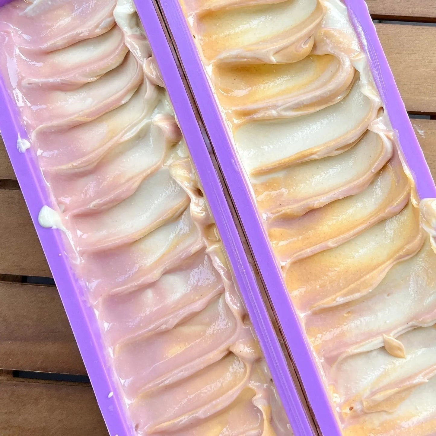 Savon au lait de coco pêche Bellini, texture onctueuse, savon artisanal québécois ORÉRA, éco-luxe naturel, soins sans cruauté.