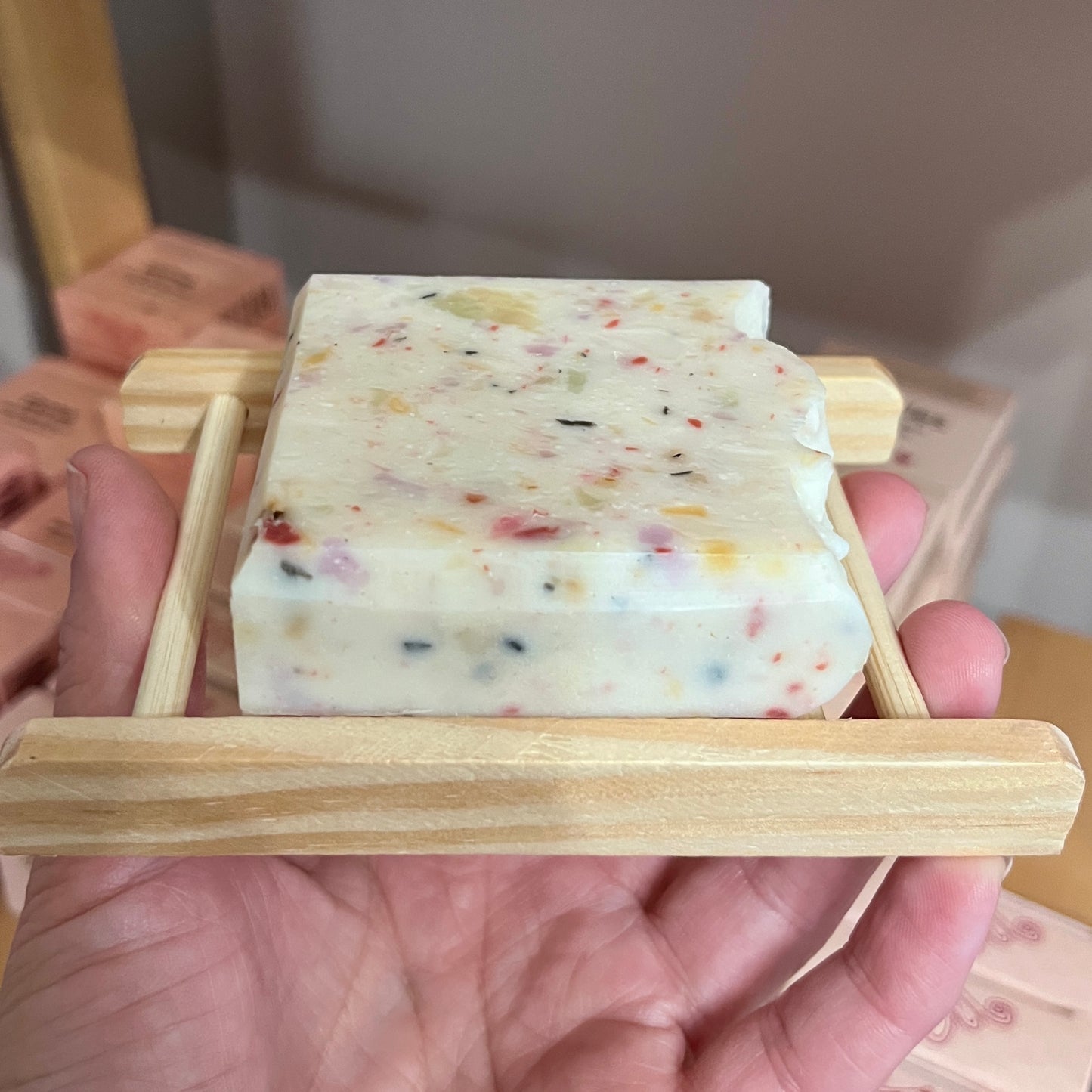 Savon blanc moucheté posé sur porte savon en bois naturel ORÉRA, fabriqué au Québec, soins naturels sans cruauté.
