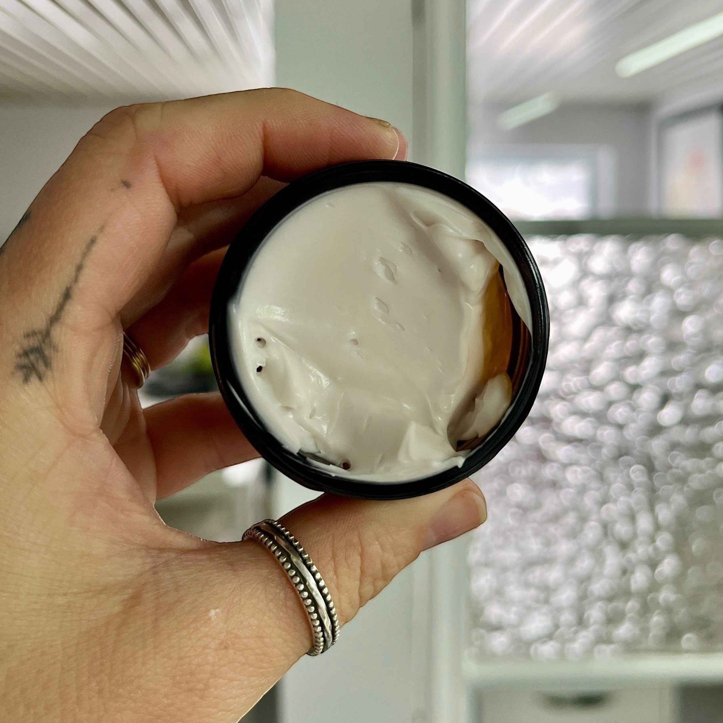 Crème de nuit ORÉRA en pot noir avec texture crème blanche, soins naturels et éco-luxe québécois.