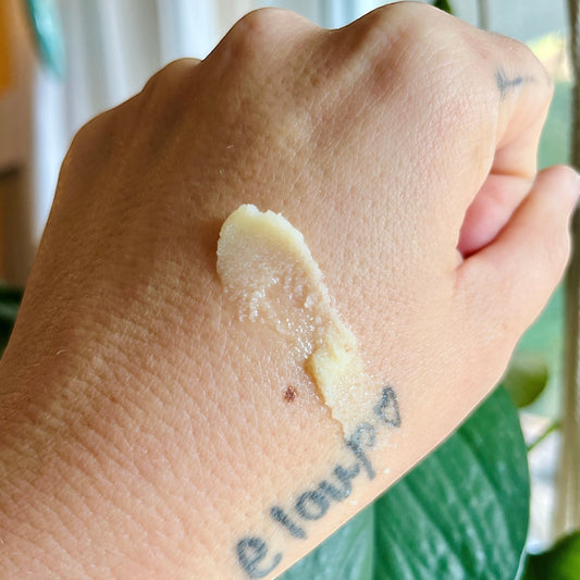 Baume régénérant ORÉRA à l’hélichryse italienne et rose musquée sur peau, soins naturels québécois sans cruauté.