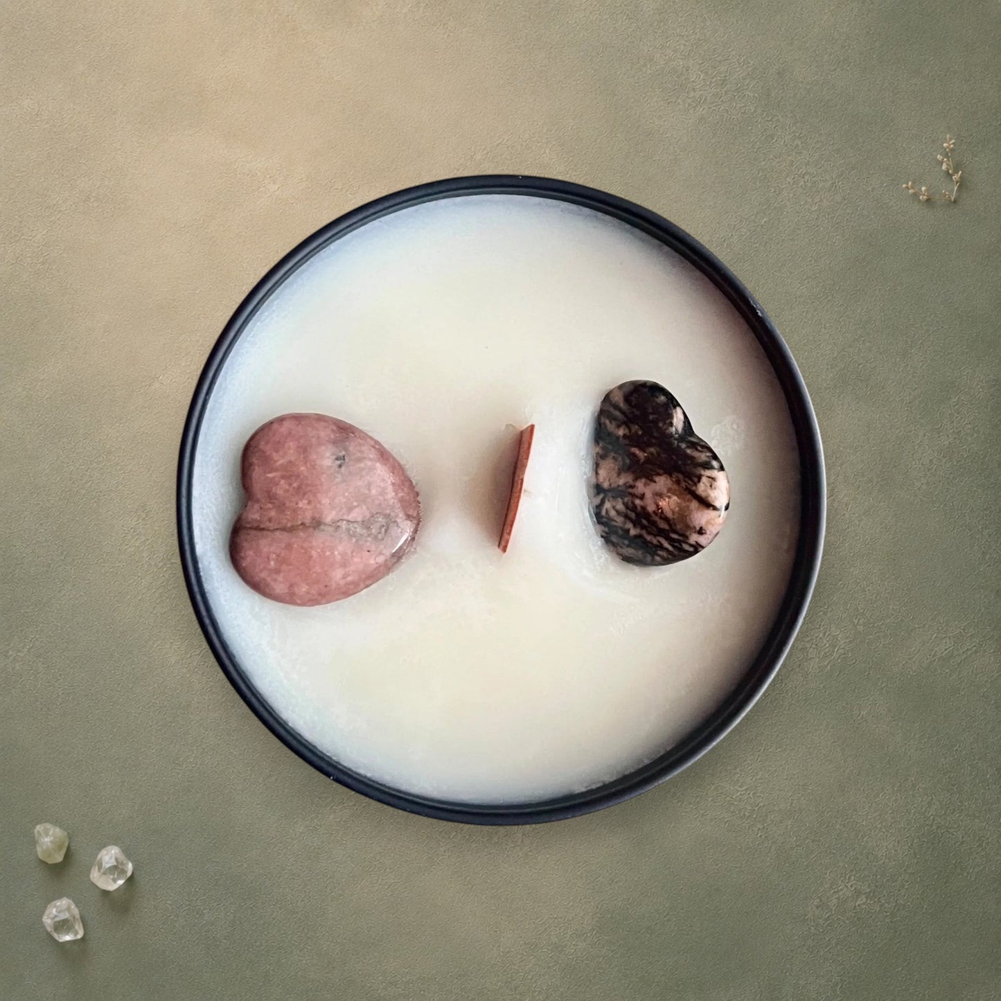 Bougie ORÉRA éco-luxe naturel avec pierres rhodonite en forme de cœur, fabriquée au Québec sans cruauté.