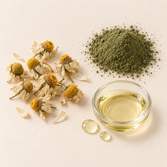 Fleurs sèches blanches, poudre verte, bol de liquide doré et gouttes sur fond beige pâle.