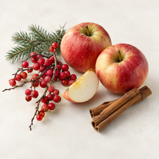 Bougie de soya blanche ronde avec étiquette oréra baies d’hiver, ambiance hiver naturel.