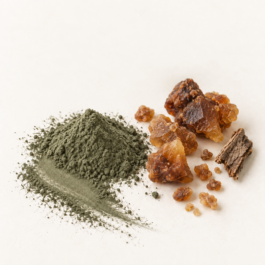 Poudre d'indigo vert foncé et résine de myrrhe brune naturelle sur fond clair.