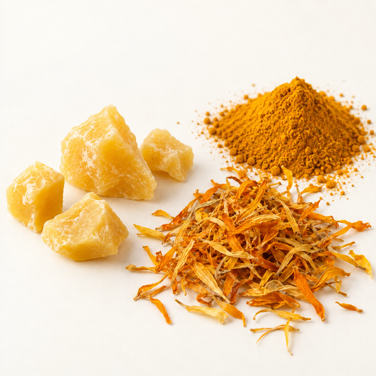 Morceaux de cire d'abeille jaune pâle, poudre de curcuma orange vif, pétales de calendula séchés jaunes et orange.