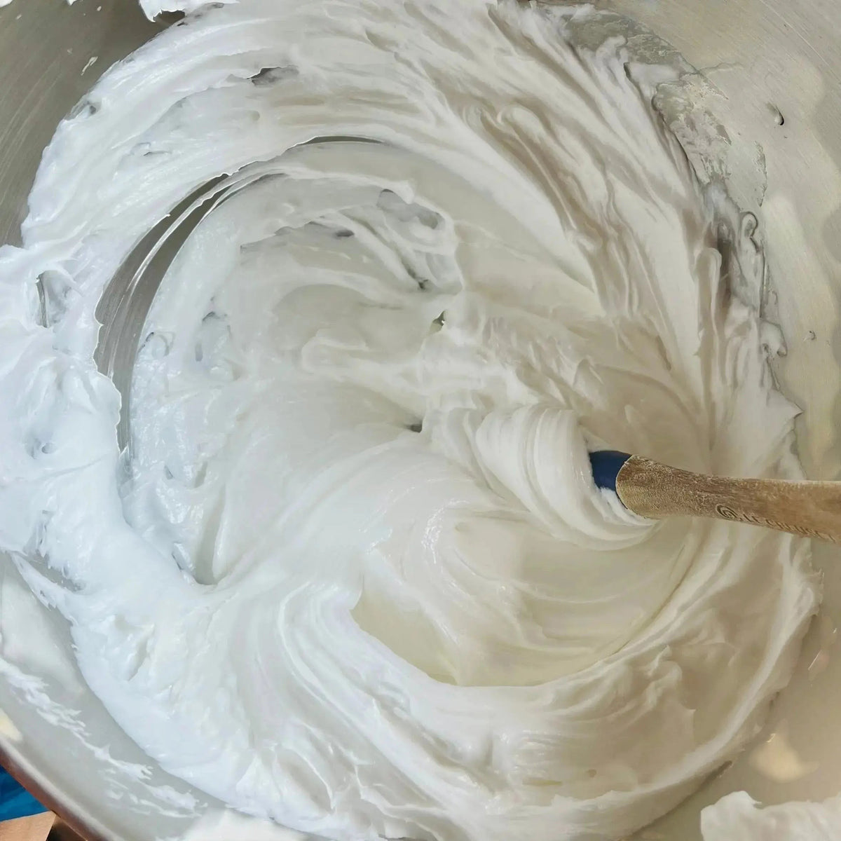 Texture onctueuse de savon fouetté blanc, soin naturel ORÉRA fabriqué au Québec, éco-luxe artisanal sans cruauté.