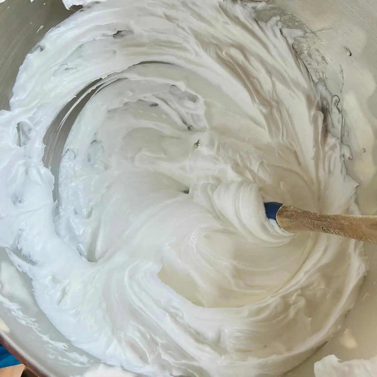 Savon fouetté blanc onctueux dans un bol, soins naturels ORÉRA éco-luxe québécois sans cruauté.