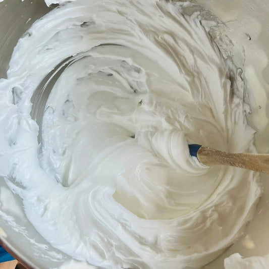 Savon fouetté blanc onctueux dans un bol, soins naturels ORÉRA éco-luxe québécois sans cruauté.