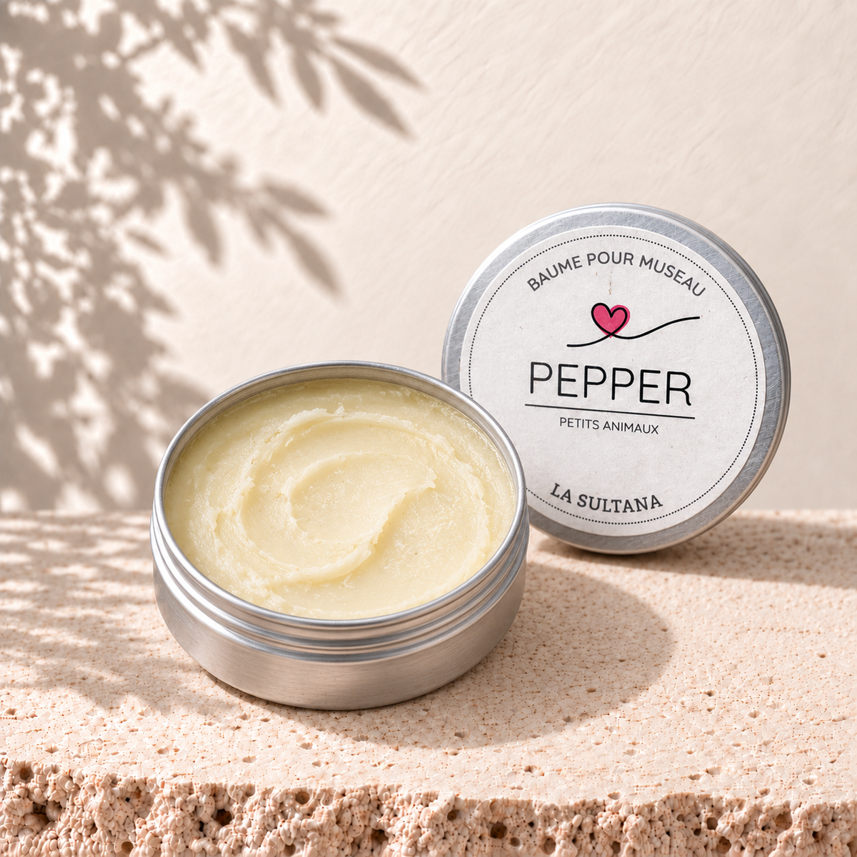Baume pour museau chien PEPPER en pot métallique argenté avec texture crème beige pâle.