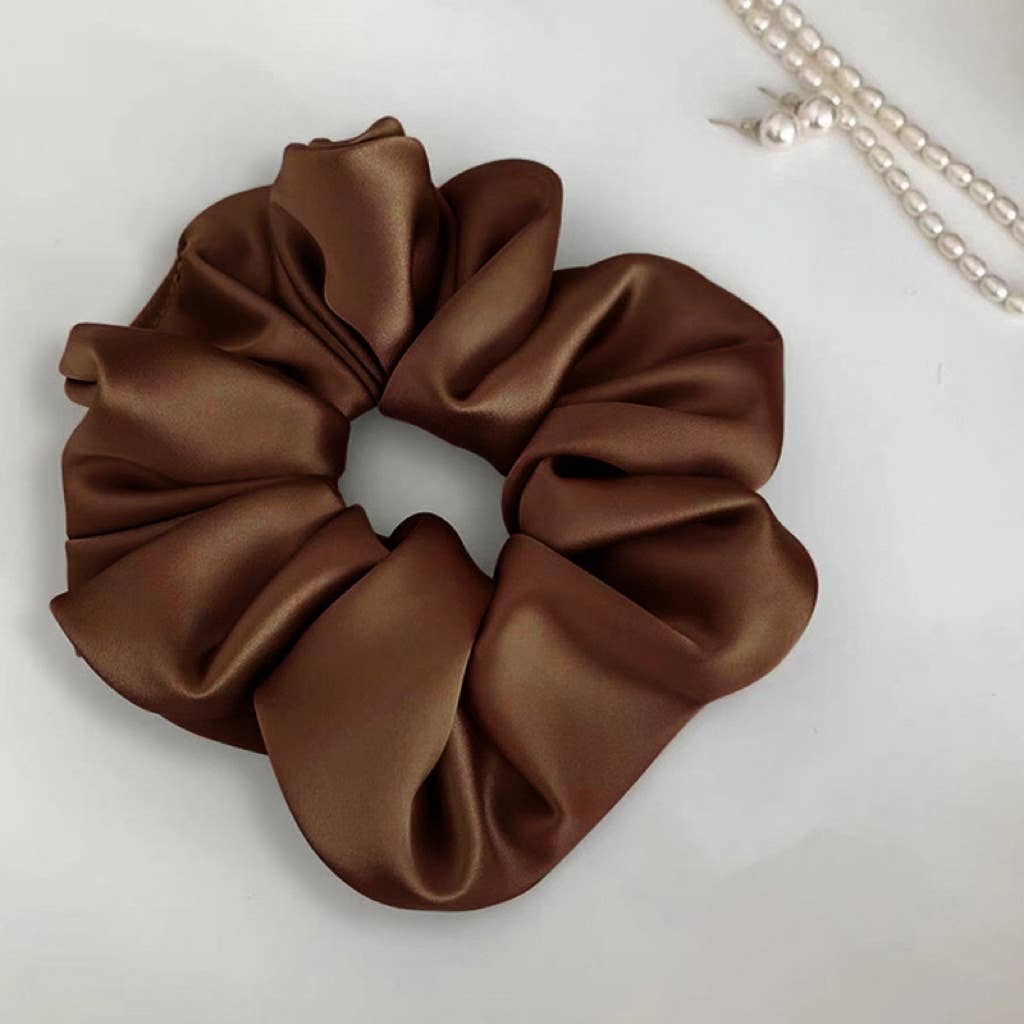 Scrunchie géant brun en satin ORÉRA, éco-luxe naturel, fabriqué au Québec, sans cruauté.