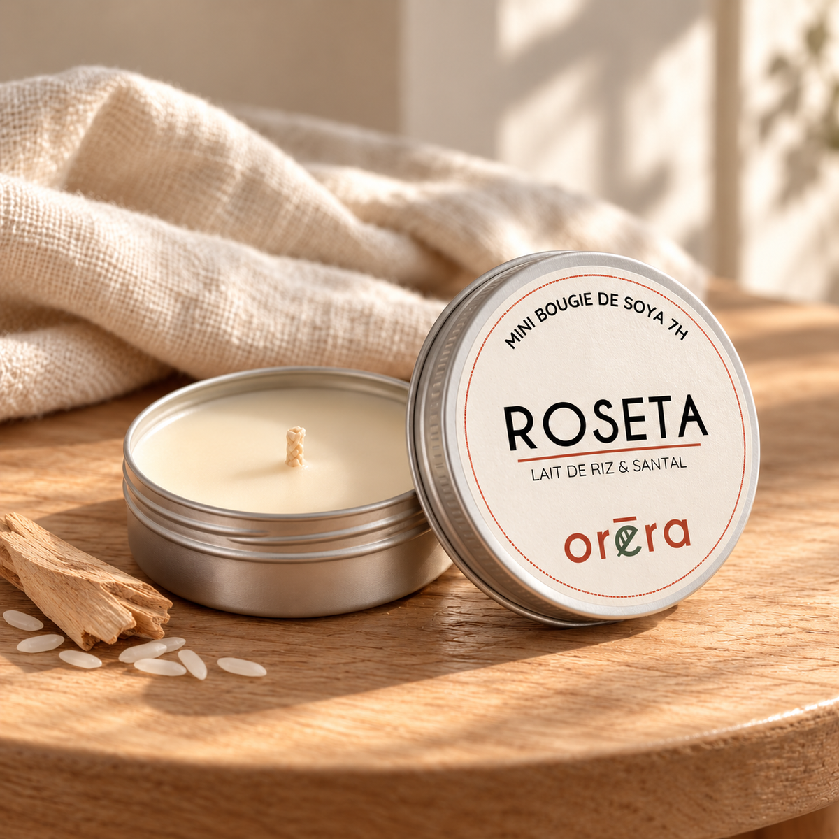 Mini bougie ROSETA en pot argenté dans un décor chaleureux de bois clair et lin