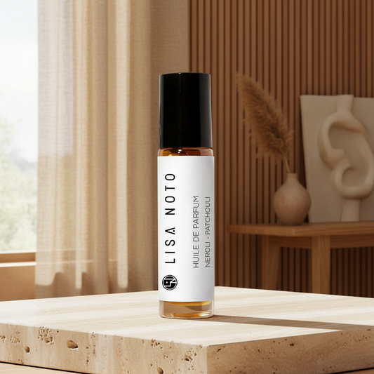 Flacon rouleau 10 ml parfum huile orétal jaune clair bouchon noir étiquette blanche minimaliste.