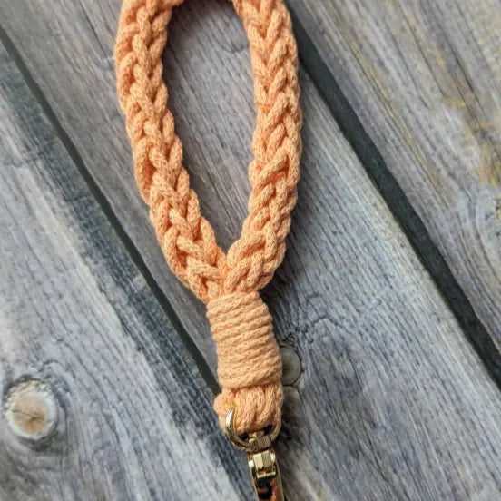 Porte-clé crocheté orangé tressé ORÉRA éco-luxe naturel fabriqué au Québec sans cruauté.