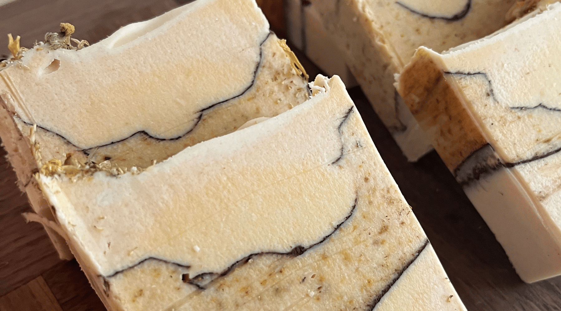 Savons naturels artisanaux présentés sur une table