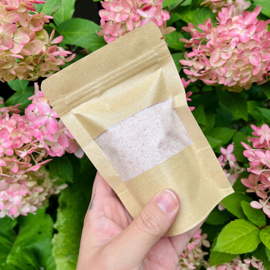 Gommage corporel facile aux sels roses & huile de coco - La Sultana | Soins naturels québecois