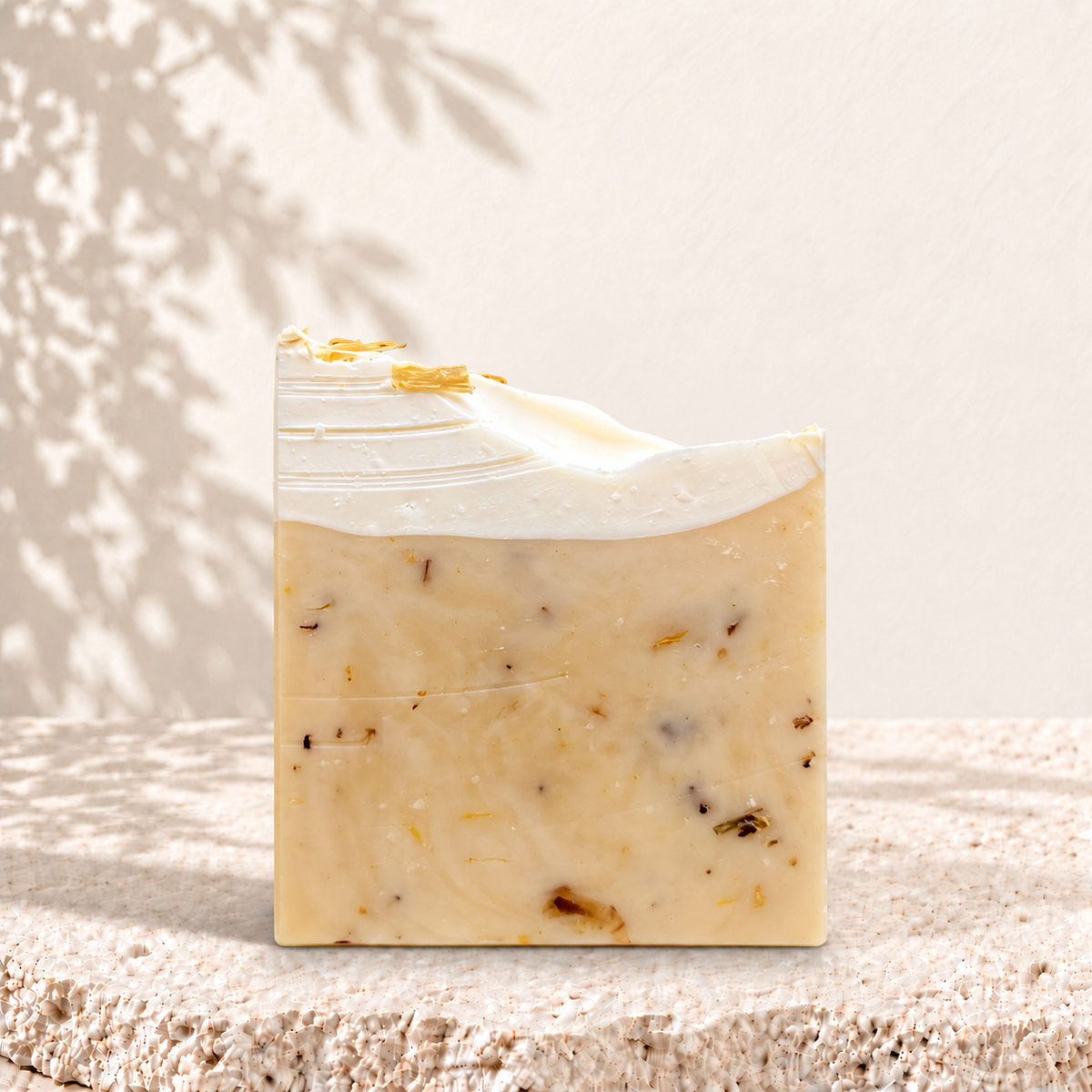 Savon végane NÉFERTITI au curcuma et au calendula, fait à la main par ORÉRA.
