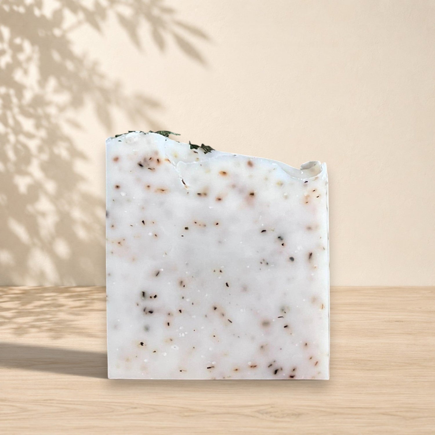 Savon exfoliant ORÉRA arbre à thé et menthe poivrée, fabriqué au Québec, soins naturels sans cruauté, éco-luxe naturel.