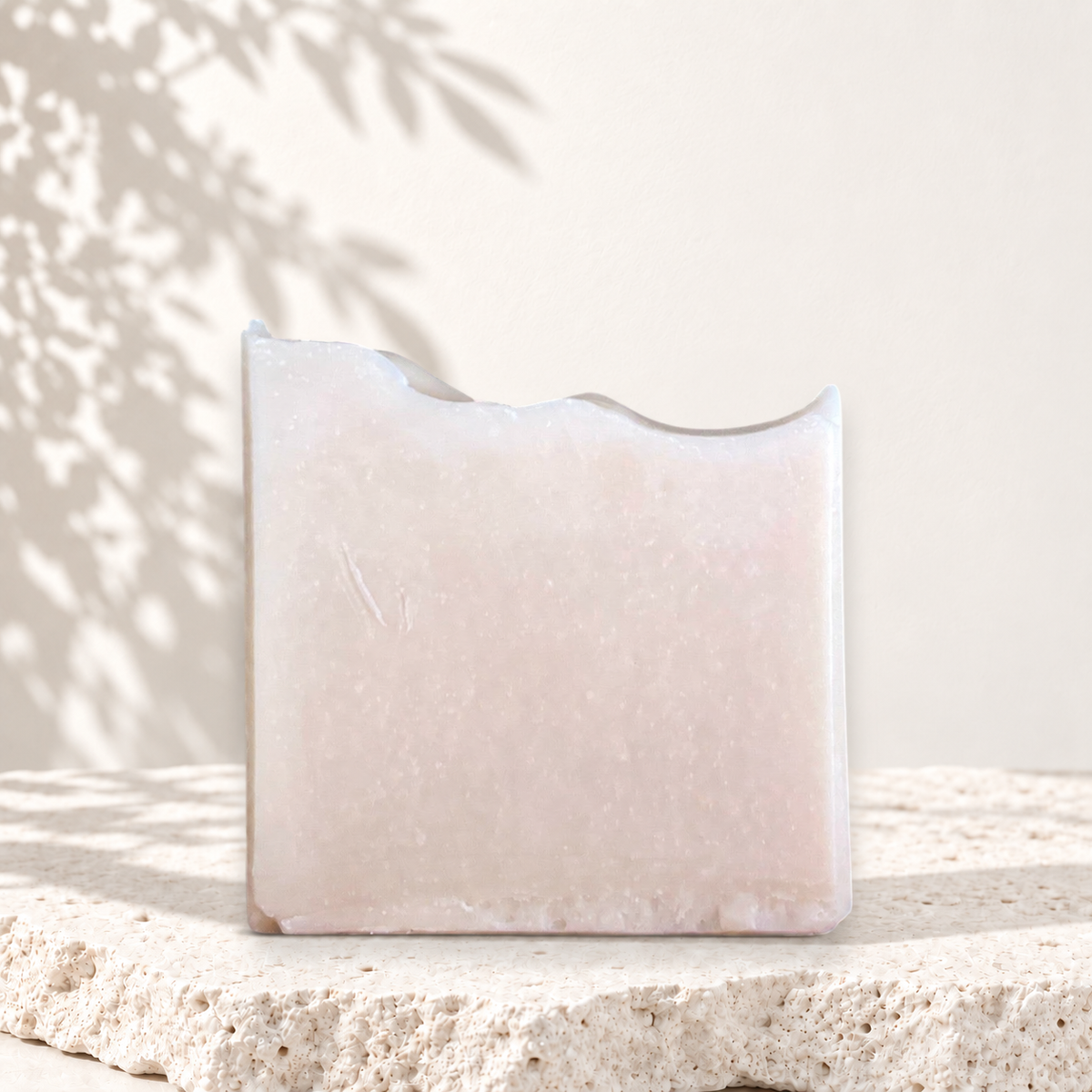 Savon carré crème au lait de chèvre, texture lisse, fabriqué au Québec.
