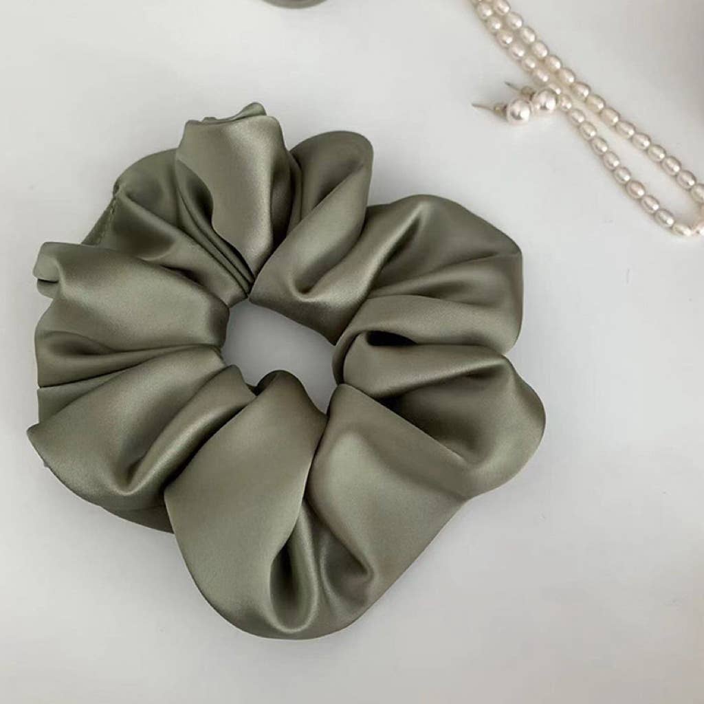 Scrunchie géant vert sauge en satin ORÉRA, éco-luxe naturel, fabriqué au Québec, sans cruauté.