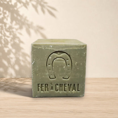 Savon ORÉRA en cube vert olive, éco-luxe naturel, fabriqué au Québec, soins naturels sans cruauté.