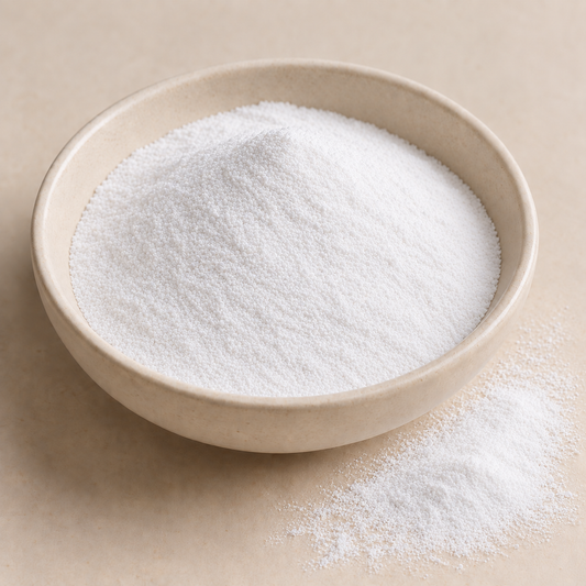 Bol beige en céramique rempli de poudre blanche fine, détersif à lessive écologique.