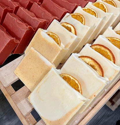 Savons artisanaux ORÉRA au lait de coco, jojoba et orange séchée, éco-luxe naturel fabriqué au Québec, soins naturels sans.
