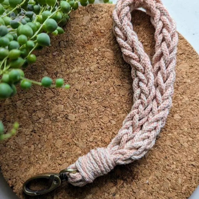Porte-clé crocheté rose clair tressé, éco-luxe naturel, fabriqué au Québec, produit artisanal sans cruauté ORÉRA.