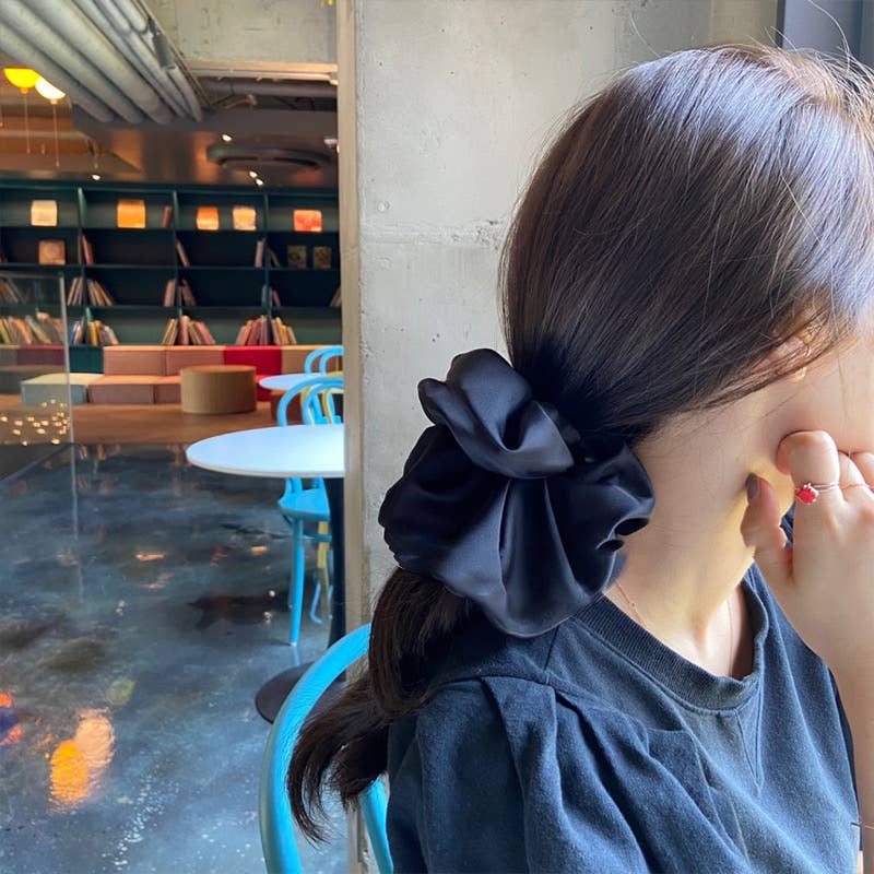 Scrunchie géant satin noir ORÉRA, éco-luxe naturel, fabriqué au Québec, sans cruauté.