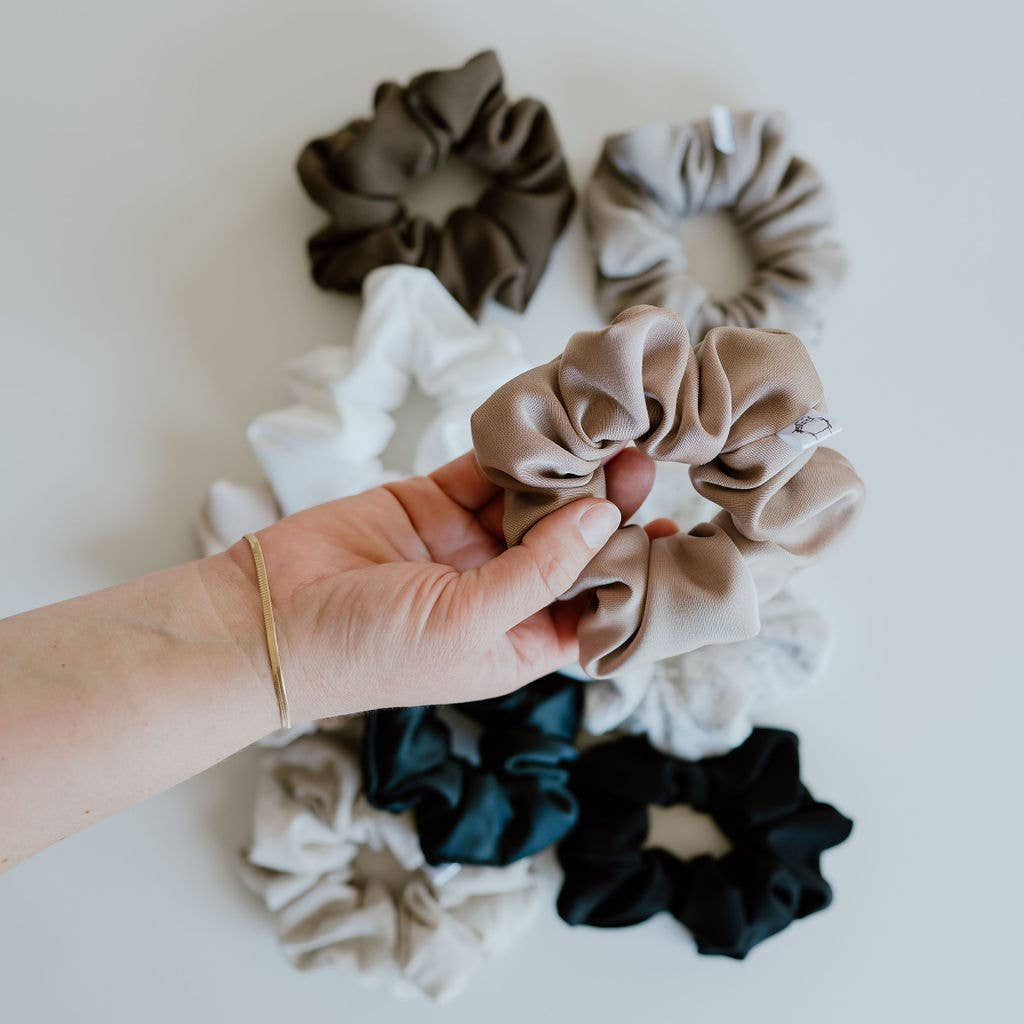 Scrunchies satinés et en coton ORÉRA, éco-luxe naturel, fabriqués au Québec, sans cruauté.