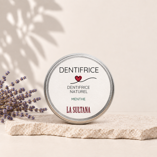 Dentifrice naturel à la menthe en pot métallique rond, étiquette beige minimaliste, marque La Sultana.
