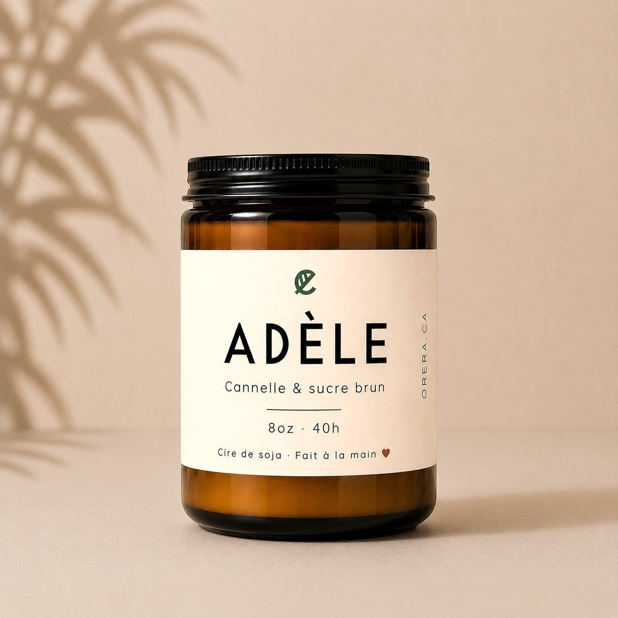 Bougie de soya ADÈLE cannelle et sucre brun en verre ambré, ORÉRA éco-luxe naturel, fabriqué au Québec, produits artisanaux.