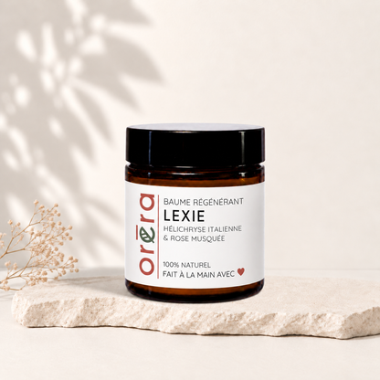 Pot ambré de baume régénérant LEXIE, avec étiquette blanche et couvercle noir.