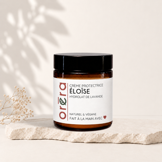 Pot en verre brun avec étiquette blanche, crème réparatrice hydrolat de lavande ORÉRA, couvercle noir.